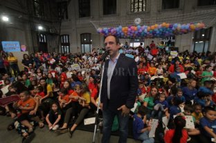 Acto de colación Cierre de año en los Jardines Municipales - "Egresados 2019". El intendente Corral junto a los alumnos de los Jardines Municipales. Cierre de año en los Jardines Municipales - "Egresados 2019". El intendente Corral junto a los alumnos de los Jardines Municipales.