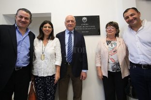 La Legislatura convalidó el nuevo organigrama Perotti empezará con un gabinete de 12 ministerios y una secretaría de Estado - Antes de la sesión, el presidente de la Cámara, Antonio Bonfatti, habilitó la puesta en valor del edificio donde funcionan las comisiones en Primero de Mayo al 1500. Los socialistas Galassi y García y los radicales Yacuzzi y Martino acompañaron al ex gobernador. Perotti empezará con un gabinete de 12 ministerios y una secretaría de Estado - Antes de la sesión, el presidente de la Cámara, Antonio Bonfatti, habilitó la puesta en valor del edificio donde funcionan las comisiones en Primero de Mayo al 1500. Los socialistas Galassi y García y los radicales Yacuzzi y Martino acompañaron al ex gobernador.