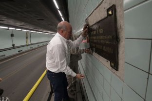 Reivindicación de la memoria Retiraron una placa del Túnel Subfluvial colocada por el gobierno militar en 1969 - Remoción. La placa se encontraba en el interior del túnel a unos 200 metros del ingreso del lado paranaense, colocada en la pared de la mano que va a Santa Fe. Retiraron una placa del Túnel Subfluvial colocada por el gobierno militar en 1969 - Remoción. La placa se encontraba en el interior del túnel a unos 200 metros del ingreso del lado paranaense, colocada en la pared de la mano que va a Santa Fe.