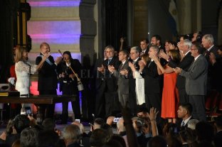 Tras la entrega de los atributos del mando Omar Perotti le tomó juramento a sus ministros - Omar Perotti le tomó juramento a sus ministros -