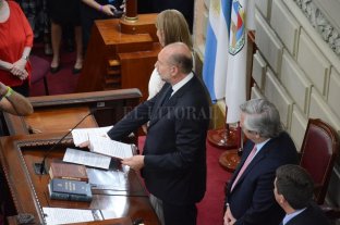Por Luis Rodrigo Reflexiones de un "gringo que se crió en el campo" - Ante el presidente de la Nación, Alberto Fernández, el gobernador Omar Perotti leyó la fórmula de su juramento, por "la Patria, por el Pueblo de Santa Fe y por mi honor, ante estos Santos Evangelios". Reflexiones de un "gringo que se crió en el campo" - Ante el presidente de la Nación, Alberto Fernández, el gobernador Omar Perotti leyó la fórmula de su juramento, por "la Patria, por el Pueblo de Santa Fe y por mi honor, ante estos Santos Evangelios".