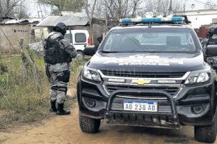 Ocurrió en Santa Fe Terminó el calvario de una mujer y sus pequeños hijos - La mujer y sus dos hijos estuvieron secuestrados entre julio y agosto de 2016 en una precaria casilla de barrio Santo Domingo, en la zona noroeste de la ciudad. Los rescató la policía. Terminó el calvario de una mujer y sus pequeños hijos - La mujer y sus dos hijos estuvieron secuestrados entre julio y agosto de 2016 en una precaria casilla de barrio Santo Domingo, en la zona noroeste de la ciudad. Los rescató la policía.