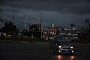 Jornada inestable El cielo se puso negro y se desató la tormenta en Santa Fe - El cielo se puso negro y se desató la tormenta en Santa Fe -