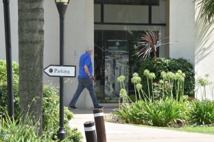 Una crisis que arrancó después del 9/11 Colón: una "Olla" a presión por el premio - ¿Descomprime Vignatti? El preciso momento en el cual el presidente sabalero, José Néstor Vignatti, ingresa al propio Hotel de Campo para reunirse de manera impensada con "la totalidad de los jugadores del plantel". Muchos pensaban que sería con el "Pulga" y algún referente más, pero finalmente fueron todos los profesionales. También estuvo "Pancho" Ferraro y, por cuestiones obvias, quedó al margen el entrenador Diego Osella. Colón: una "Olla" a presión por el premio - ¿Descomprime Vignatti? El preciso momento en el cual el presidente sabalero, José Néstor Vignatti, ingresa al propio Hotel de Campo para reunirse de manera impensada con "la totalidad de los jugadores del plantel". Muchos pensaban que sería con el "Pulga" y algún referente más, pero finalmente fueron todos los profesionales. También estuvo "Pancho" Ferraro y, por cuestiones obvias, quedó al margen el entrenador Diego Osella.