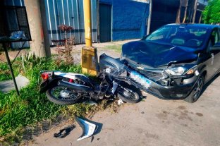 Este sábado por la mañana Fuerte choque entre un auto y una moto en barrio Guadalupe Oeste - Fuerte choque entre un auto y una moto en barrio Guadalupe Oeste -