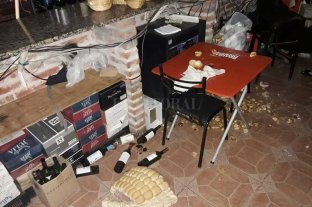 En el centro del pueblo Robaron un reconocido comedor de pescado de Sauce Viejo - Tierra arrasada. Así dejaron los delincuentes al comedor de pescado Punta Sur de Sauce Viejo, tras su "visita" por el lugar. Robaron un reconocido comedor de pescado de Sauce Viejo - Tierra arrasada. Así dejaron los delincuentes al comedor de pescado Punta Sur de Sauce Viejo, tras su "visita" por el lugar.