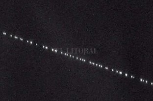 En Santa Fe y la región Este sábado vuelven a pasar los sesenta satélites Starlink - Este sábado vuelven a pasar los sesenta satélites Starlink -