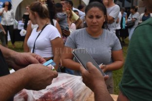 Beneficiarios del programa nacional alimentario "Argentina contra el hambre": en dos horas vendieron 1500 bolsones de carne - Barato. Un bolsón de 3,5 kg de carne de vaca cuesta $ 400. "Argentina contra el hambre": en dos horas vendieron 1500 bolsones de carne - Barato. Un bolsón de 3,5 kg de carne de vaca cuesta $ 400.