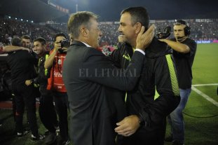 Colón está descendiendo y su gente sufre... Las causas de un espanto - El abrazo de los dos DT antes del partido: Frank Darío Kudelka saluda a Diego Osella. En la cancha, la diferencia fue grande. Kudelka dijo que su equipo jugó un partido perfecto. Las causas de un espanto - El abrazo de los dos DT antes del partido: Frank Darío Kudelka saluda a Diego Osella. En la cancha, la diferencia fue grande. Kudelka dijo que su equipo jugó un partido perfecto.
