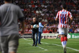 Habla de insultos y agresión física al cuarto árbitro Es durísimo el informe del juez contra Madelón - ¿Le darán "pelota"? </BREVES TXT>Más allá del descargo y la defensa que presentará el Club Atlético Unión, no hay buen clima en el Tribunal de Penas de la AFA con la posible sanción a Leonardo Carol Madelón, luego del incidente con el cuarto árbitro en el último partido ante los santiagueños el lunes a la noche. Asoma una sanción durísima al DT tatengue. Es durísimo el informe del juez contra Madelón - ¿Le darán "pelota"? </BREVES TXT>Más allá del descargo y la defensa que presentará el Club Atlético Unión, no hay buen clima en el Tribunal de Penas de la AFA con la posible sanción a Leonardo Carol Madelón, luego del incidente con el cuarto árbitro en el último partido ante los santiagueños el lunes a la noche. Asoma una sanción durísima al DT tatengue.