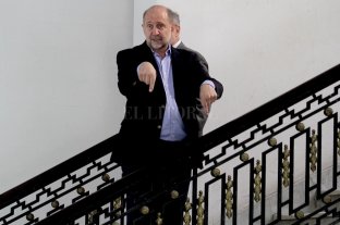 Perotti se adjudica lo que la Legislatura no le avala Santa Fe en cesación de pagos y con "superpoderes" por decreto - Omar Perotti, gobernador de la provincia. Santa Fe en cesación de pagos y con "superpoderes" por decreto - Omar Perotti, gobernador de la provincia.