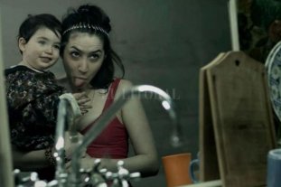 Una pantalla en el Museo de la Constituci&oacute;n - &ldquo;Alanis&rdquo;, el premiado filme de Anah&iacute; Berneri sobre una trabajadora sexual (Sof&iacute;a Gala Castiglione), madre de un ni&ntilde;o peque&ntilde;o (su propio hijo Dante).