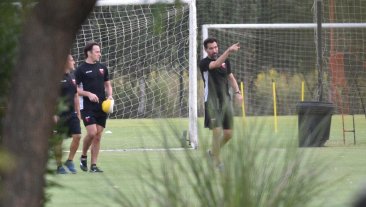 Del "estoy feliz de estar ac�" a la cl�usula gatillo  - El t�cnico del DT </BREVES TXT>Una vieja sociedad de los tiempos de Hurac�n de Parque Patricios: Eduardo Dom�nguez y Mat�as Frizler en el predio sabalero. En su anterior paso, el "Pelado" fue referente y capit�n en el equipo del "Barba". Ahora, seguramente ser� uno de los dos "5" en el Gigante de Arroyito. 