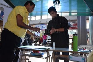 Controles y servicios en la ciudad 567 santafesinos volvieron del exterior a través de la Terminal de Ómnibus - Prevención. Las personas que arribaron en colectivo a la ciudad en las últimas semanas fueron monitoreadas en el puesto sanitario de la Municipalidad. 567 santafesinos volvieron del exterior a través de la Terminal de Ómnibus - Prevención. Las personas que arribaron en colectivo a la ciudad en las últimas semanas fueron monitoreadas en el puesto sanitario de la Municipalidad.