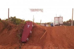 Solo se abrirá para emergencias Paraguay cerró su frontera con Corrientes con "arena y ataúdes" - Paraguay cerró su frontera con Corrientes con "arena y ataúdes" -