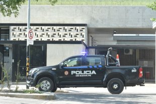 Fugitivo La policía busca a un paciente que escapó del hospital Cullen - Tras el hecho agentes policiales realizaron un importante operativo que incluyó el chequeo de colectivos, taxis y remises La policía busca a un paciente que escapó del hospital Cullen - Tras el hecho agentes policiales realizaron un importante operativo que incluyó el chequeo de colectivos, taxis y remises