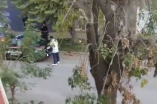En Las Flores La policía encontró al hombre que había fugado del Cullen - El momento en que los efectivos policiales encuentran al evadido, quien estaba deambulando en cercanías de su domicilio La policía encontró al hombre que había fugado del Cullen - El momento en que los efectivos policiales encuentran al evadido, quien estaba deambulando en cercanías de su domicilio
