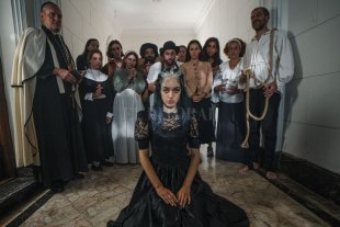 Fina, lady y bruja - Preizler junto al elenco del videoclip de la canci&oacute;n &ldquo;Ay Fooo&rdquo;, una turba que la juzga como bruja.