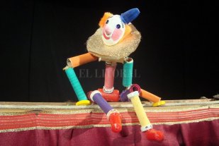 El farolito que sigue encendido - &ldquo;Los t&iacute;teres suspiran en sus valijas porque quieren vivir en unas manos para re&iacute;r, llorar, cantar, correr. Para hacer su tarea de siempre&rdquo;, dicen los integrantes de El Retablo de las Maravillas. 