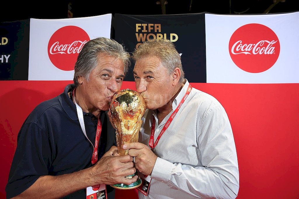 El Pato y Nery besando la copa del mundo. Son los dos arqueros en la historia del fútbol argentino que tuvieron ese privilegio de ser campeones del mundo. Crédito: El Litoral El Pato y Nery besando la copa del mundo. Son los dos arqueros en la historia del fútbol argentino que tuvieron ese privilegio de ser campeones del mundo. Crédito: El Litoral