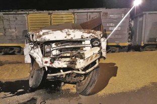Rufino Se tiró del camión antes de chocar contra un tren - El chofer del camión salvó su vida de milagro, cuando se arrojó del vehículo antes de impactar con la masa de hierro en movimiento. Se tiró del camión antes de chocar contra un tren - El chofer del camión salvó su vida de milagro, cuando se arrojó del vehículo antes de impactar con la masa de hierro en movimiento.