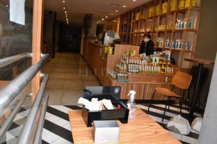De qué manera analiza el gobierno local la actividad productiva Turismo, restaurantes, bares: evalúan acordar protocolos "post pandemia" - Bares y restós de la ciudad, con las puertas cerradas. Hoy sólo subsisten con envío de comida a domicilio. Turismo, restaurantes, bares: evalúan acordar protocolos "post pandemia" - Bares y restós de la ciudad, con las puertas cerradas. Hoy sólo subsisten con envío de comida a domicilio.