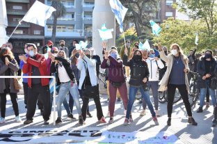 Manifestación frente a Casa de Gobierno Dueños de complejos deportivos piden que los dejen reabrir - Atletas, dueños de gimnasios y complejos deportivos, personal de jardines de infantes y profesores de Educación Física participaron de la protesta frente a Casa de Gobierno para pedir por la vuelta a la actividad. Dueños de complejos deportivos piden que los dejen reabrir - Atletas, dueños de gimnasios y complejos deportivos, personal de jardines de infantes y profesores de Educación Física participaron de la protesta frente a Casa de Gobierno para pedir por la vuelta a la actividad.