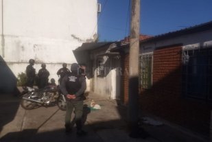 Vendedor barrial Tumbaron una "cueva" de drogas en Barranquitas Este - El operativo fue realizado por la Brigada Antinarcóticos N°1 (que depende de la AIC) y contó con el apoyo de personal de Infantería de la URI Tumbaron una "cueva" de drogas en Barranquitas Este - El operativo fue realizado por la Brigada Antinarcóticos N°1 (que depende de la AIC) y contó con el apoyo de personal de Infantería de la URI