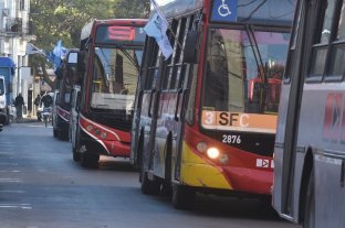 El servicio se restablece desde la hora cero de este sábado Luego de tres semanas, se levantó el paro de colectivos en la ciudad - Luego de tres semanas, se levantó el paro de colectivos en la ciudad -