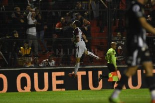 Ya cruzan cartas documentos con el "Pincha" La estrategia de Colón por el conflicto con Zuqui - Todo en el aire </BREVES TXT>Fernando Zuqui hace la pirueta del salto para el festejo de gol con la camiseta de Colón. Ahora, a muy pocos días del fina de su vínculo con el sabalero, comienza el tironeo administrativo de los clubes por la compra de su ficha. Estudiantes reclama que Colón lo compre, pero desde Santa Fe le contestaron de manera negativa vía carta-documento. La estrategia de Colón por el conflicto con Zuqui - Todo en el aire </BREVES TXT>Fernando Zuqui hace la pirueta del salto para el festejo de gol con la camiseta de Colón. Ahora, a muy pocos días del fina de su vínculo con el sabalero, comienza el tironeo administrativo de los clubes por la compra de su ficha. Estudiantes reclama que Colón lo compre, pero desde Santa Fe le contestaron de manera negativa vía carta-documento.