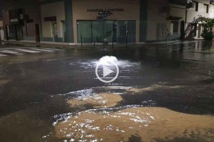 Sorpresa en la madrugada Video: brota agua en el macrocentro de la ciudad - Video: brota agua en el macrocentro de la ciudad -