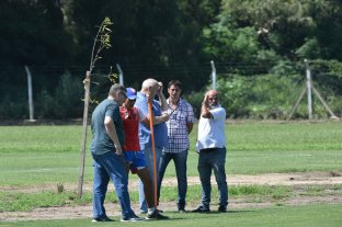 No es ninguno de los que "suenan"... El que les gusta es "parecido" a Madelón - Parte de la famosa "mesa chica" que rodea y aconseja al presidente Luis Spahn. Es un reducido grupo de ocho, con el presidente adentro, a la hora de tomar las decisiones en torno al fútbol profesional tatengue. Martín Zuccarelli, el secretario técnico, es alguien "muy escuchado", mucho más ahora que hay que reemplazar a Madelón. El que les gusta es "parecido" a Madelón - Parte de la famosa "mesa chica" que rodea y aconseja al presidente Luis Spahn. Es un reducido grupo de ocho, con el presidente adentro, a la hora de tomar las decisiones en torno al fútbol profesional tatengue. Martín Zuccarelli, el secretario técnico, es alguien "muy escuchado", mucho más ahora que hay que reemplazar a Madelón.