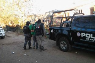 Allanamientos y detenciones Atrapan a integrantes de una banda de piratas del asfalto - La Agencia de Investigación Criminal de Las Colonias, junto con el Grupo de Operaciones Tácticas y la policía de Rafaela, allanaron seis domicilios este viernes. Atrapan a integrantes de una banda de piratas del asfalto - La Agencia de Investigación Criminal de Las Colonias, junto con el Grupo de Operaciones Tácticas y la policía de Rafaela, allanaron seis domicilios este viernes.