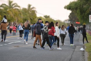 ¿Hijos del rigor? Relajamiento en la ciudad: qué se puede hacer y qué no esta permitido - Irresponsabilidad. Los espacios públicos de la ciudad se ven llenos de gente los fines de semana. A varios se los ve sin barbijo ni tapabocas, algo que es de uso obligatorio en Santa Fe. Relajamiento en la ciudad: qué se puede hacer y qué no esta permitido - Irresponsabilidad. Los espacios públicos de la ciudad se ven llenos de gente los fines de semana. A varios se los ve sin barbijo ni tapabocas, algo que es de uso obligatorio en Santa Fe.