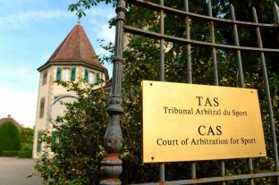 Se presenta hoy y tiene 35 páginas Exclusivo: descargo en TAS de Independiente del Valle - Se "juega" en Lausana. El Tribunal de Arbitraje Deportivo o Tribunal Arbitral del Deporte (también conocido como TAS por las siglas de Tribunal Arbitral du Sport en francés) es un órgano de arbitraje que dirime disputas en torno al deporte. Su sede principal queda en Lausana (Suiza), pero además existen tribunales adicionales en Nueva York y Sidney. Fue creado por el entonces presidente del Comité Olímpico Internacional, Juan Antonio Samaranch, para dirimir disputas durante los Juegos Olímpicos de 1984. Exclusivo: descargo en TAS de Independiente del Valle - Se "juega" en Lausana. El Tribunal de Arbitraje Deportivo o Tribunal Arbitral del Deporte (también conocido como TAS por las siglas de Tribunal Arbitral du Sport en francés) es un órgano de arbitraje que dirime disputas en torno al deporte. Su sede principal queda en Lausana (Suiza), pero además existen tribunales adicionales en Nueva York y Sidney. Fue creado por el entonces presidente del Comité Olímpico Internacional, Juan Antonio Samaranch, para dirimir disputas durante los Juegos Olímpicos de 1984.