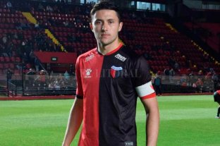 "Sólo hay que mandarlo a la AFA" Vignatti "corrió" a Basualdo y firmó contrato con Garcés - Un problema menos. El capitán de la reserva de Colón: uno de esos llamados proyectos de las divisiones inferiores, con todos sus sueños de fútbol para poder llegar a jugar en Primera División con la sangre y luto. Ahora, luego de muchos idas y vueltas, llegó a un acuerdo con Vignatti y firmó su primer contrato en Colón. Vignatti "corrió" a Basualdo y firmó contrato con Garcés - Un problema menos. El capitán de la reserva de Colón: uno de esos llamados proyectos de las divisiones inferiores, con todos sus sueños de fútbol para poder llegar a jugar en Primera División con la sangre y luto. Ahora, luego de muchos idas y vueltas, llegó a un acuerdo con Vignatti y firmó su primer contrato en Colón.