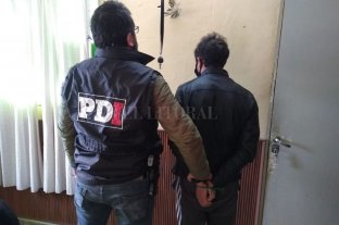 Coronda Hermanos presos por desvalijar una casa - La policía de Coronda allanó la casa de la madre y de un amigo de los implicados, donde fueron detenidos el día del hecho. Hermanos presos por desvalijar una casa - La policía de Coronda allanó la casa de la madre y de un amigo de los implicados, donde fueron detenidos el día del hecho.