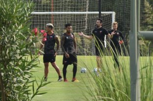 El DT de Colón llegó a Santa Fe El "Barba" ya está acá y vivirá al lado del predio - odo el ambiente del fútbol argentino desea poder volver a esta foto y a estos momentos: los entrenamientos para poder jugar por los puntos. Mientras tanto, el "Barba" cortó camino y ya se instaló en Santa Fe para no dejar nada librado al azar: arrancó su cuarentena. Cuando den la orden de volver a los ensayos, Eduardo Domínguez podrá trabajar en campo con sus jugadores. El "Barba" ya está acá y vivirá al lado del predio - odo el ambiente del fútbol argentino desea poder volver a esta foto y a estos momentos: los entrenamientos para poder jugar por los puntos. Mientras tanto, el "Barba" cortó camino y ya se instaló en Santa Fe para no dejar nada librado al azar: arrancó su cuarentena. Cuando den la orden de volver a los ensayos, Eduardo Domínguez podrá trabajar en campo con sus jugadores.