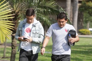 Se amontonan los problemas sabaleros En medio de otro litigio, Zuqui se fue de Santa Fe - Fernando Zuqui y el "Pulga" Luis Miguel Rodríguez. El primero, atrapado en el medio del fuego legal cruzado entre Colón y Estudiantes, se volvió a la ciudad de las diagonales. El segundo, uno de los jugadores de más renombre en el fútbol argentino, está en la tranquilidad de su casa tucumano junto a todos sus afectos. En medio de otro litigio, Zuqui se fue de Santa Fe - Fernando Zuqui y el "Pulga" Luis Miguel Rodríguez. El primero, atrapado en el medio del fuego legal cruzado entre Colón y Estudiantes, se volvió a la ciudad de las diagonales. El segundo, uno de los jugadores de más renombre en el fútbol argentino, está en la tranquilidad de su casa tucumano junto a todos sus afectos.
