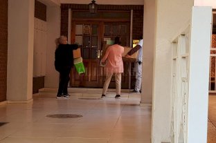 Vecinos de los tres casos confirmados en 1ro. de Mayo al 1900 Detectan 3 personas del edificio con pocos síntomas y serán hisopadas - Personal sanitario. Así llegaban para llevar a cabo los test en todos los departamentos. Detectan 3 personas del edificio con pocos síntomas y serán hisopadas - Personal sanitario. Así llegaban para llevar a cabo los test en todos los departamentos.