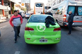 A metros de bulevar Relatos salvajes en Santa Fe: a las piñas en el medio de una protesta - Relatos salvajes en Santa Fe: a las piñas en el medio de una protesta -