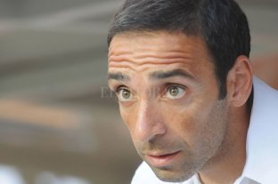 Lo confirmó el propio Cristian Bragarnik Unión puso plata para la salida de Azconzábal - Si bien lo importante es que Juan Manuel Azconzábal (foto) ya es el reemplazante de Leo Madelón en el banco de Unión, las declaraciones de Cristian Bragarnik lo dejaron demasiado expuesto —una vez más— a Luis Spahn. Dijo que el plan "A" era Rondina y no Vojvoda, por un lado. Y luego confirmó que Unión puso plata para la salida del "Vasco" Azconzábal desde Chile, algo que acá se había negado desde el mismo club. Unión puso plata para la salida de Azconzábal - Si bien lo importante es que Juan Manuel Azconzábal (foto) ya es el reemplazante de Leo Madelón en el banco de Unión, las declaraciones de Cristian Bragarnik lo dejaron demasiado expuesto —una vez más— a Luis Spahn. Dijo que el plan "A" era Rondina y no Vojvoda, por un lado. Y luego confirmó que Unión puso plata para la salida del "Vasco" Azconzábal desde Chile, algo que acá se había negado desde el mismo club.