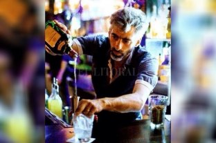 "Reconvertidos": cambios laborales por la pandemia (parte II) De bartender "top" a vender verdura, o la resiliencia para subsistir ante todo - El mensaje del conocido bar tender es claro para aquellas personas que no pudieron continuar con su trabajo por la pandemia: "Hay que hacer el ejercicio de ´resetear´ la compu y redescubrirse con otra cosa, con otra actividad". De bartender "top" a vender verdura, o la resiliencia para subsistir ante todo - El mensaje del conocido bar tender es claro para aquellas personas que no pudieron continuar con su trabajo por la pandemia: "Hay que hacer el ejercicio de ´resetear´ la compu y redescubrirse con otra cosa, con otra actividad".