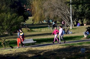 La complicada situación en la otra orilla del río El brote de contagios en Paraná: crónica de un descontrol anunciado - Los espacios verdes de Paraná lucían colmados, previo a que se declare la "transmisión comunitaria" del virus. El brote de contagios en Paraná: crónica de un descontrol anunciado - Los espacios verdes de Paraná lucían colmados, previo a que se declare la "transmisión comunitaria" del virus.