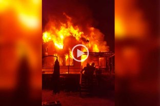 Video: colosal incendio  de una vivienda de Arroyo Leyes - 