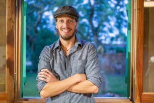 Ale Vitas estrena "Payaso Triste" - Vitas en la peculiar casa construida con adobe ubicada en Rinc�n, Santa Fe, que lo sedujo �por est�tica y por sonoridad �nica�. - 