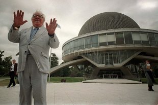 Bradbury, el escritor que deseaba ser mago - �El mayor triunfo de Bradbury fue disolver las barreras entre lo alto y lo bajo, lo antiguo y lo nuevo, pero su mayor muestra de poder�o es haber logrado permanecer en los programas del secundario de todo el pa�s�. - 