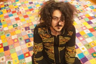 Guillermo Beresñak Un paisaje sereno y multicolor - Guillermo en su intimidad, algo que quedó plasmado también en el videoclip de "Antes que te duermas", rodado en aislamiento. Un paisaje sereno y multicolor - Guillermo en su intimidad, algo que quedó plasmado también en el videoclip de "Antes que te duermas", rodado en aislamiento. -