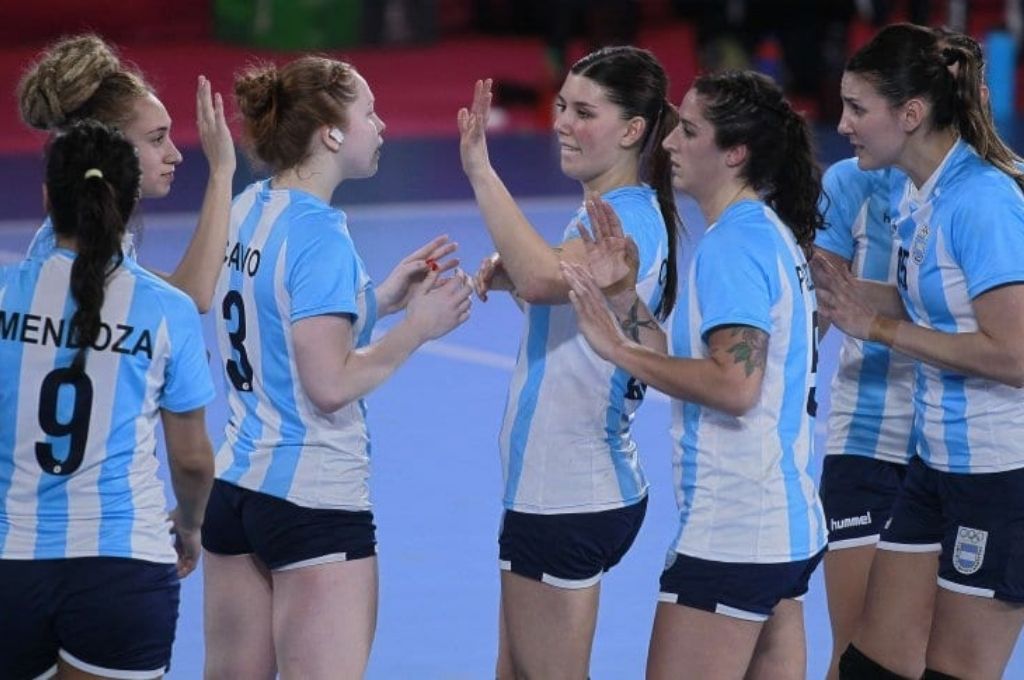 La selección argentina femenina de handball se entrena en el Cenard