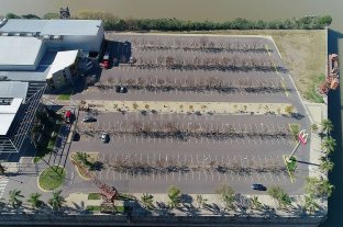 Otro sector en crisis Preocupa el futuro del shopping de la ciudad - Donde antes estacionar se requería de unos cuantos minutos de espera, ahora la playa de estacionamiento es un desierto que desespera. Preocupa el futuro del shopping de la ciudad - Donde antes estacionar se requería de unos cuantos minutos de espera, ahora la playa de estacionamiento es un desierto que desespera.